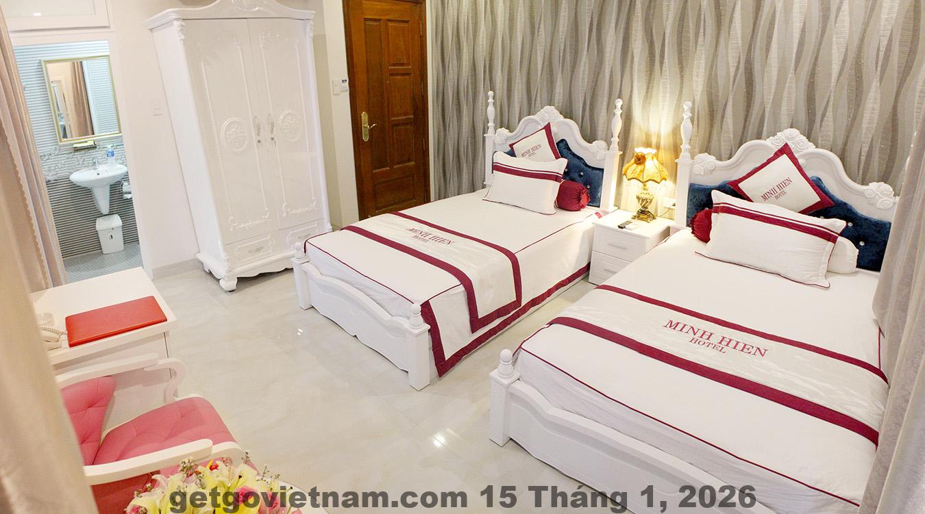 Hành lang phòng tại Minh Huyền Hotel gọn gàng và đủ ánh sáng