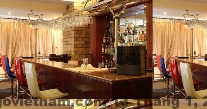 Hồ bơi ngoài trời tại khách sạn Phù Đổng, tuy nhỏ nhưng khá sạch sẽ và thoải mái cho khách nghỉ dưỡng.