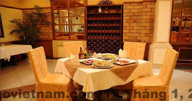 Phòng ngủ tại khách sạn Phù Đổng với không gian sáng sủa, nội thất đơn giản nhưng đầy đủ tiện nghi.