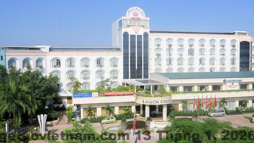 Hình ảnh khách sạn từ xa, cho thấy sự giao thoa giữa không gian xanh và các tòa nhà xung quanh.