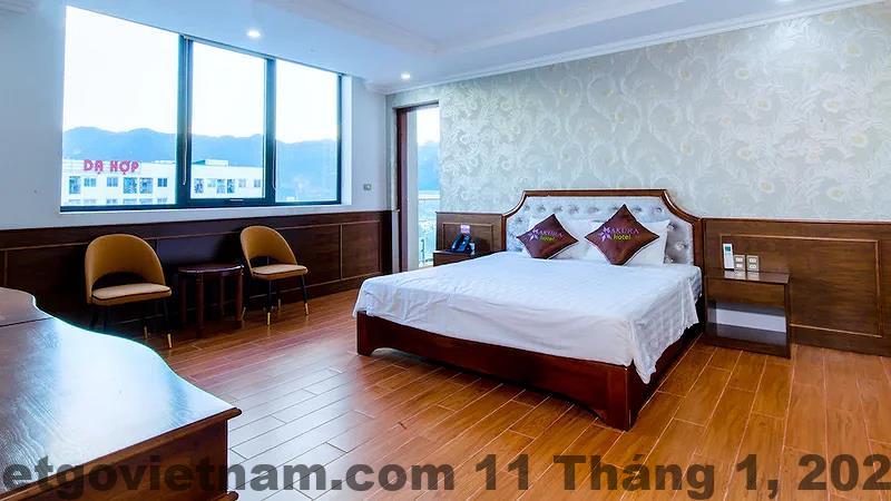 Khu vực lễ tân Sakura Hotel Hòa Bình với đội ngũ nhân viên hỗ trợ khách