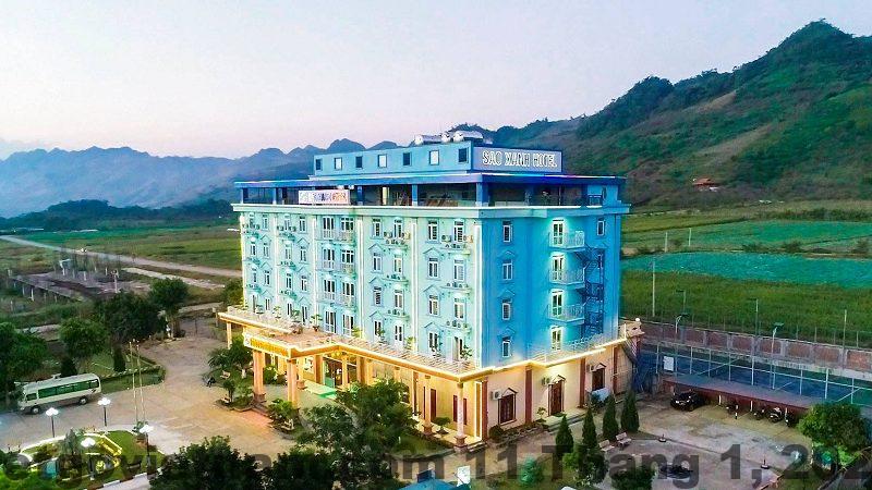 Khu vực lễ tân Ben’s Hotel Mộc Châu với nhân viên hỗ trợ khách
