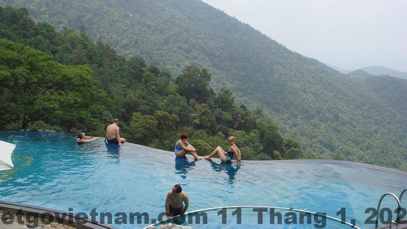 Không gian ăn uống đơn giản tại các khách sạn bình dân Tam Đảo