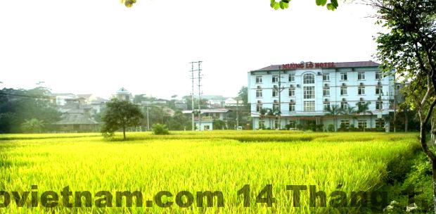 Mặt tiền Khách Sạn Mường Hoa Tú Lệ nằm ngay Quốc lộ 32, thuận tiện cho xe ô tô và khách đi đường dài