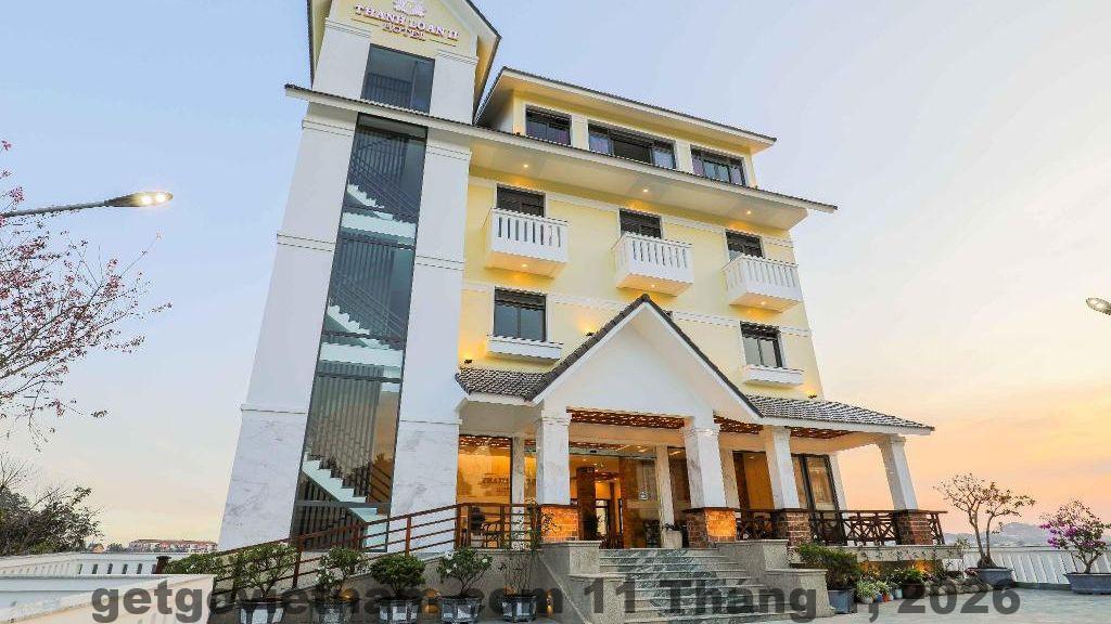 Nhân viên luôn nở nụ cười chào đón du khách.