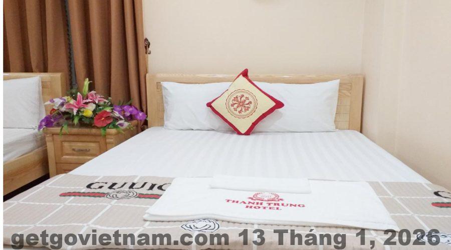 Buffet sáng tại khách sạn với các món ăn địa phương hấp dẫn