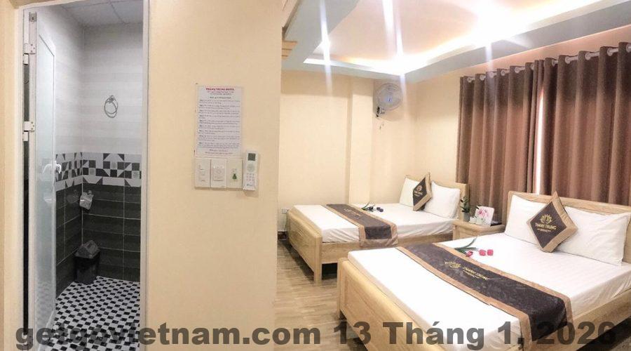 Chào đón khách tại lễ tân, nhân viên thân thiện và nhiệt tình