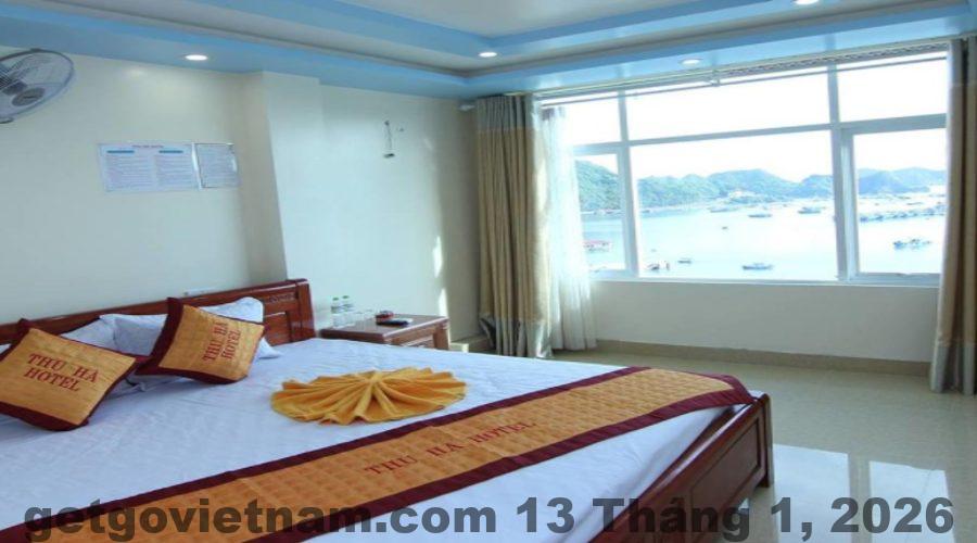 Phòng ngủ rộng rãi tại THU HA SEA VIEW HOTEL với tầm nhìn ra biển, tạo cảm giác thư giãn cho du khách.