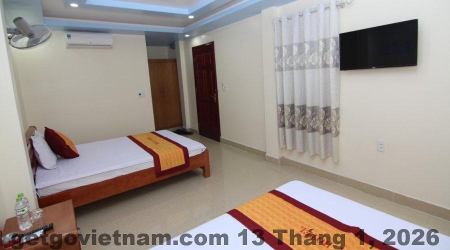 Nhân viên nhiệt tình hỗ trợ khách hàng tại lễ tân khách sạn.