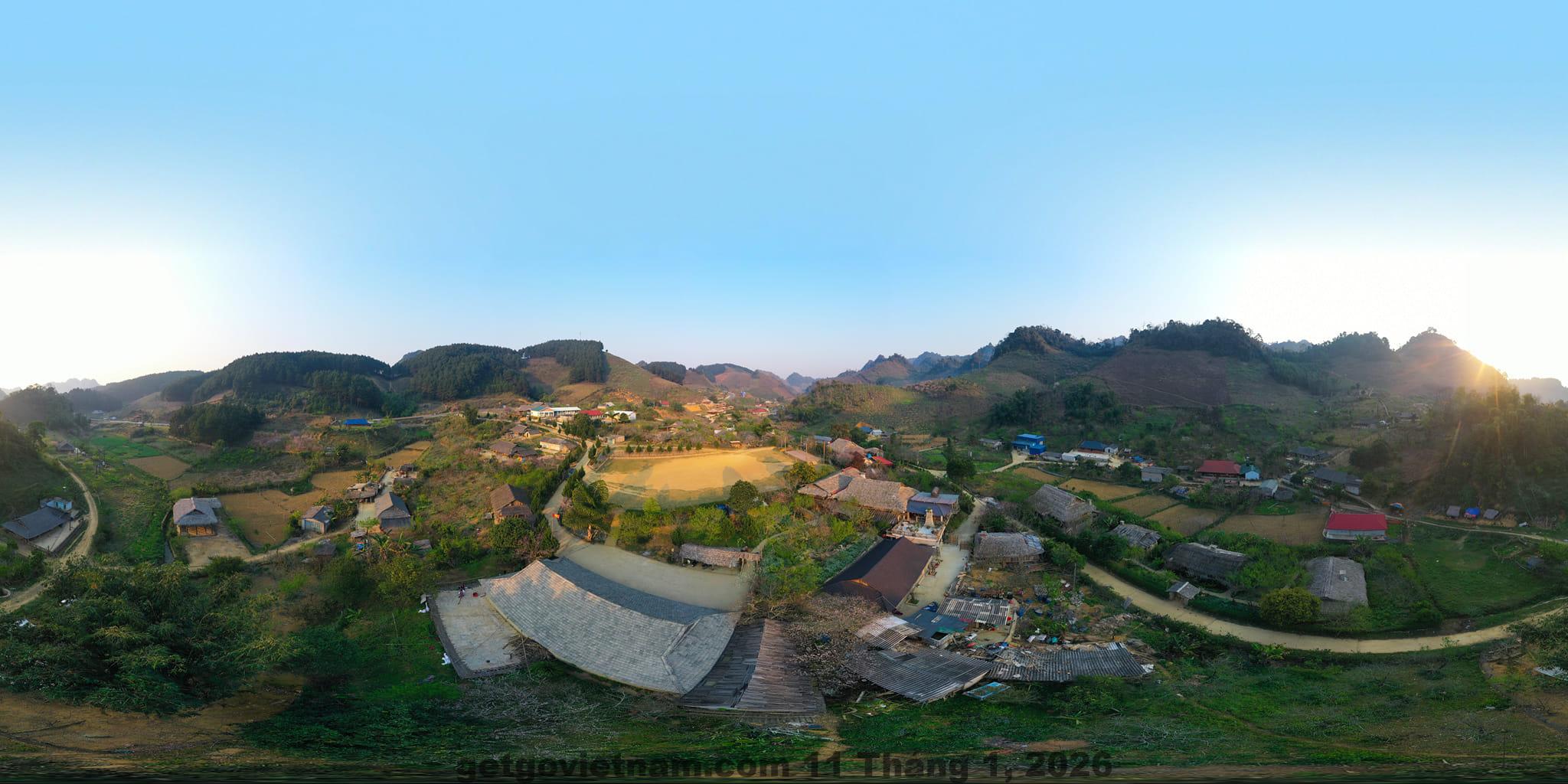 Khách sạn Vân Hồ nằm sát Quốc lộ 6, thuận tiện cho xe du lịch và xe đường dài