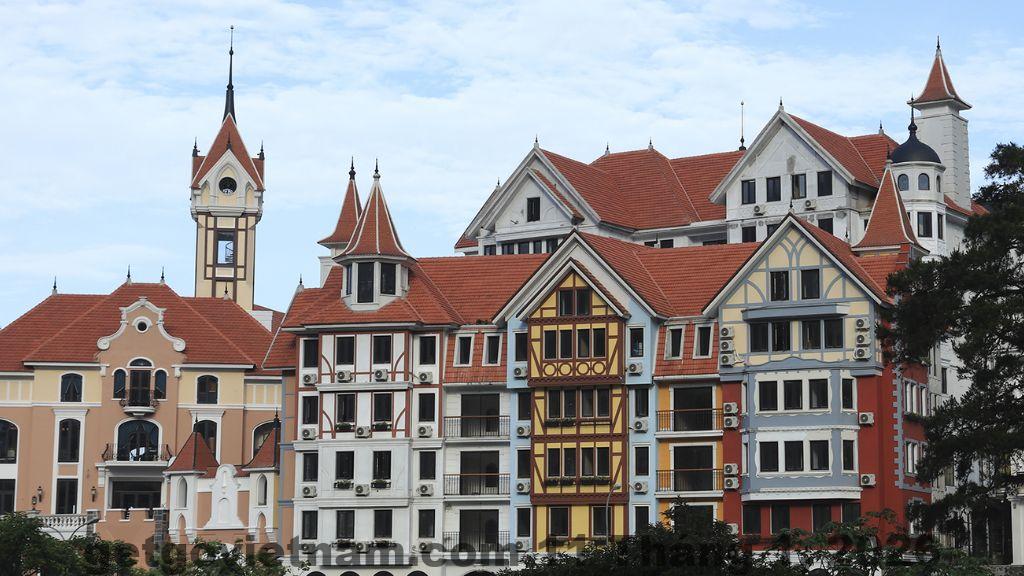 Vị trí Venus Hotel Tam Đảo nằm ngay trung tâm thị trấn, gần quảng trường và Nhà thờ Đá