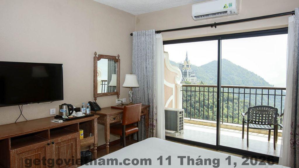 Phòng nghỉ tại Venus Hotel Tam Đảo rộng rãi, thiết kế hiện đại, cửa sổ lớn