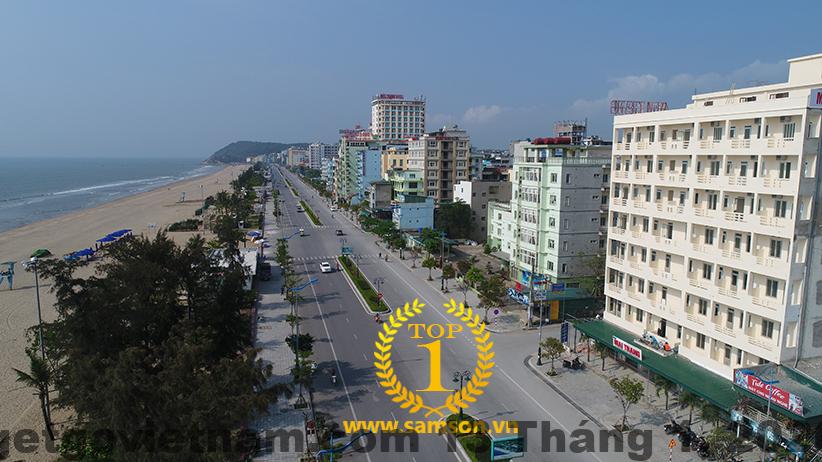 Nhân viên khách sạn Minh Trang trong quá trình hỗ trợ khách hàng, tạo cảm giác thân thiện và thoải mái.