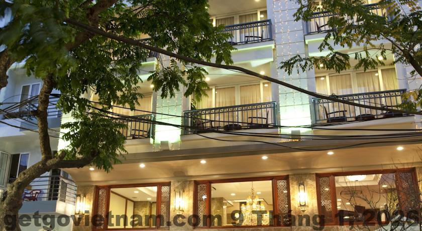 Khu vực spa nhỏ tại Conifer Boutique Hotel phục vụ nhu cầu thư giãn cơ bản