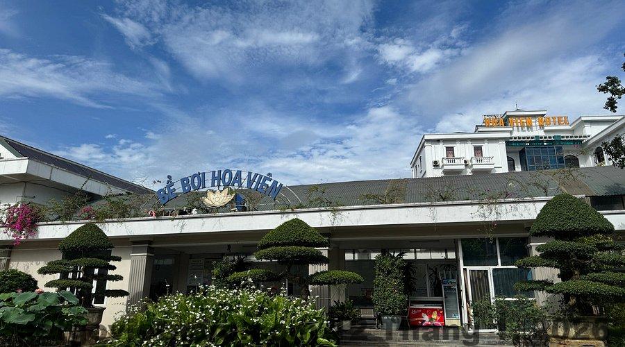 Phòng khách sạn với thiết kế hiện đại và không gian thoáng đãng