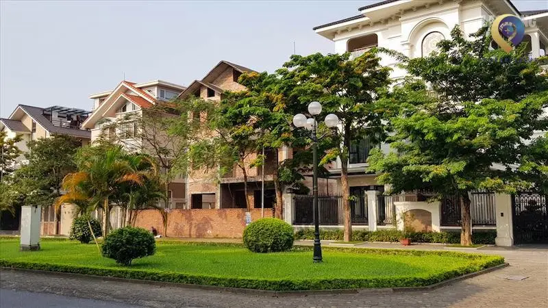 Không gian ngoài trời khu Việt Hưng phù hợp tản bộ và sinh hoạt nhẹ nhàng