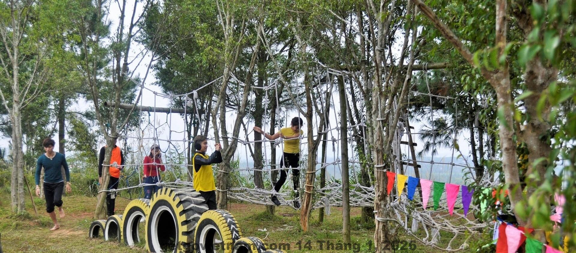 Toàn cảnh khu du lịch Đồng Mô với hồ nước rộng và không gian sinh thái xanh mát