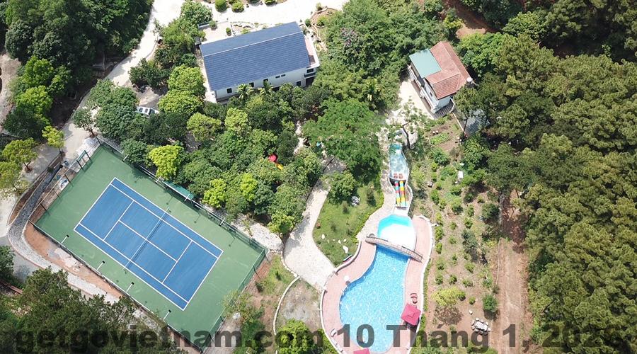 Đánh giá Rừng Thông Xanh Sóc Sơn 2026: Có đáng nghỉ cuối tuần? 3 Khuôn viên Rừng Thông Xanh nhìn từ trên cao với rừng thông bao quanh