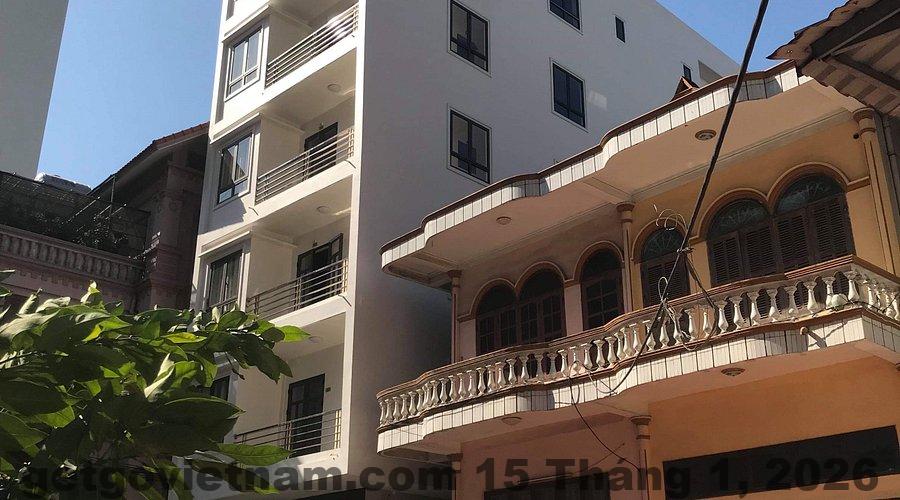 BBQ Hotel & Hostel Hạ Long Review 2026: Có nên ở giữa MonBay? 3 Khuôn viên và đường nội khu xung quanh BBQ Hotel & Hostel Hạ Long tại MonBay rộng rãi, ít xe cộ