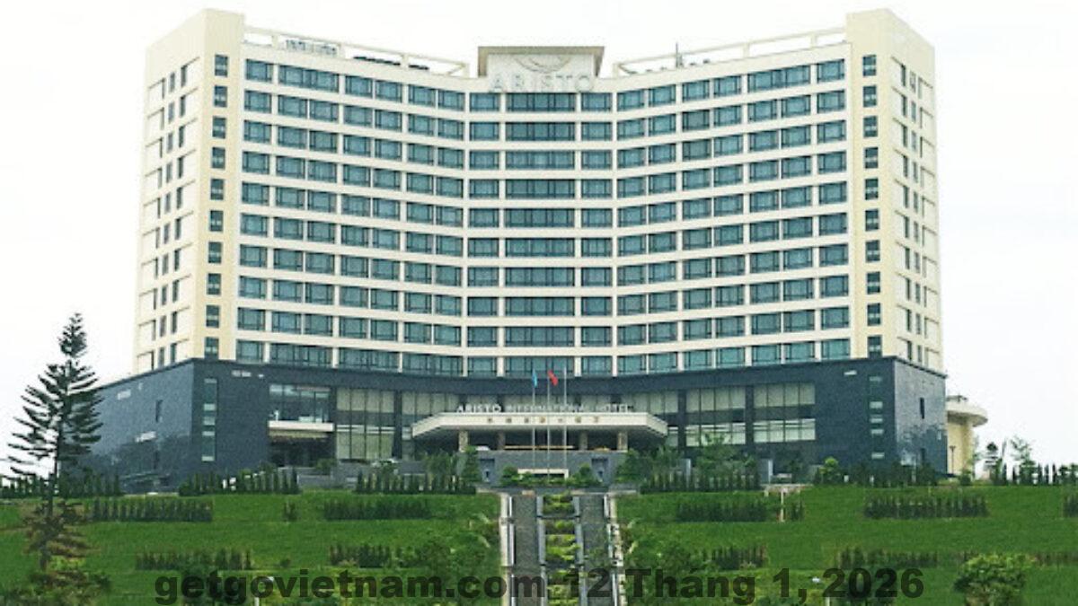 Mặt tiền hiện đại của Aristo International Hotel Lào Cai nhìn từ đường Yết Kiêu