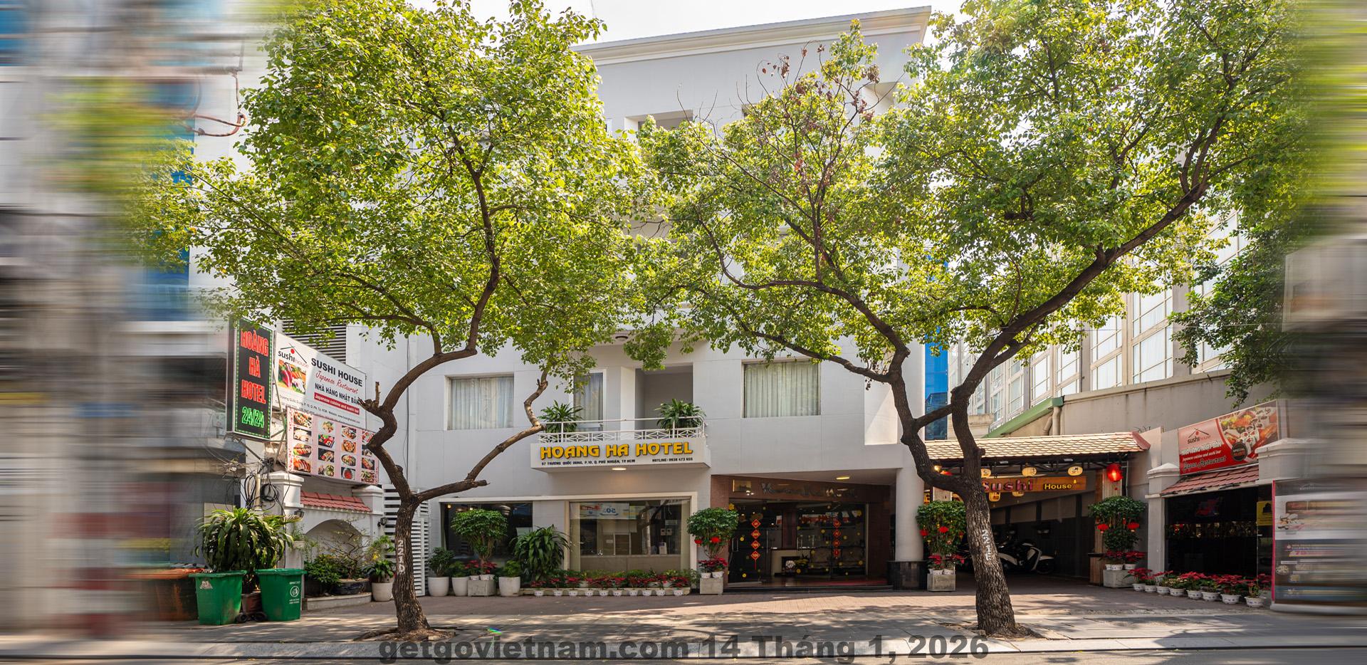 Khu vực phố Nguyễn Hoàng Mỹ Đình gần bến xe, văn phòng và nhiều quán ăn