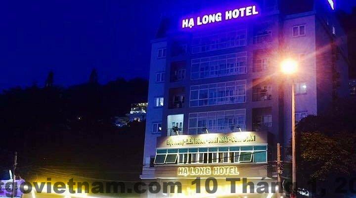 Quầy lễ tân Long Hotel Hà Giang với phong cách khách sạn gia đình, nhân viên thân thiện