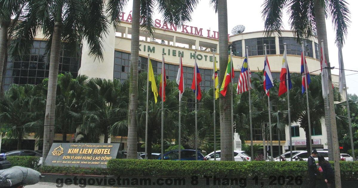 Nhân viên tại khách sạn Kim Liên trong một buổi lễ đón khách.