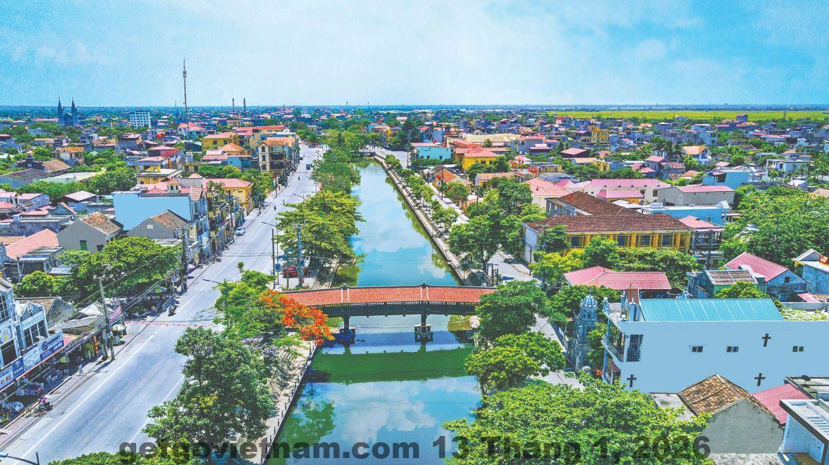 Khung cảnh bên ngoài khách sạn Phát Diệm Plaza, một khu vực yên tĩnh với không gian thoáng đãng, thích hợp cho những chuyến nghỉ dưỡng.