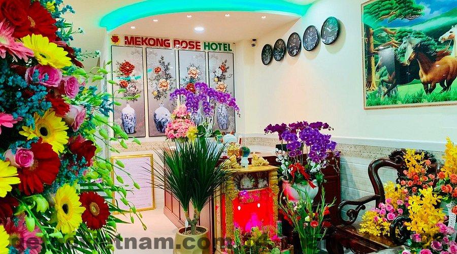 Khu vực lễ tân khách sạn Mekong Rose với nhân viên phục vụ thân thiện