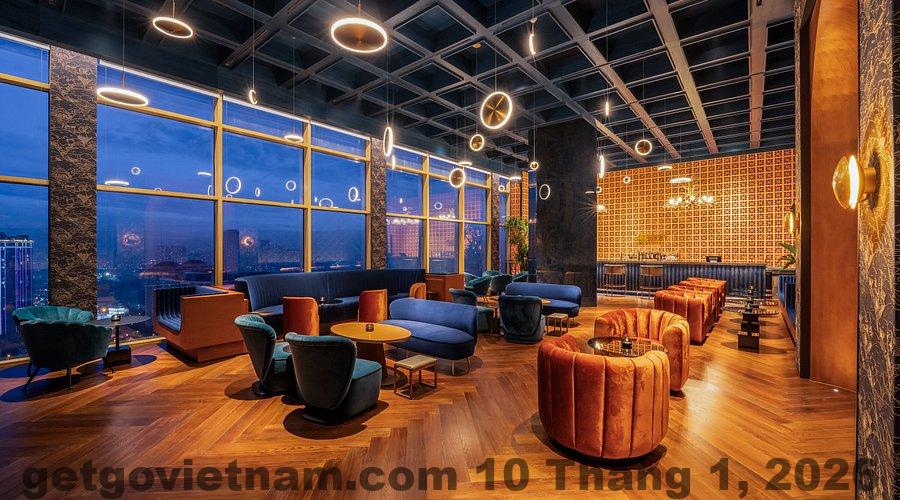 Sảnh chính L7 West Lake Hanoi rộng rãi, phong cách hiện đại, ánh sáng tự nhiên