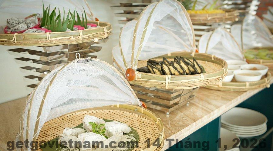 Sảnh lễ tân Khách Sạn La Paz Quốc Oai với nhân viên phục vụ thân thiện