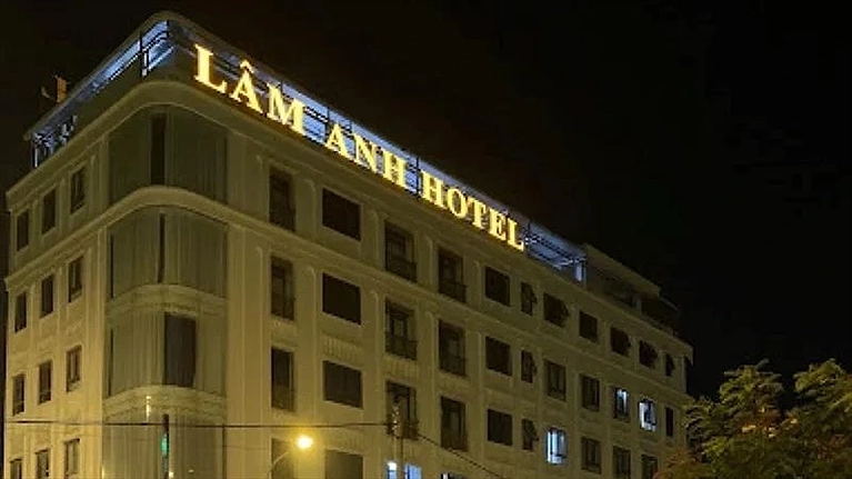 Khuôn viên và bãi đỗ xe tại Hotel Lan Anh 5