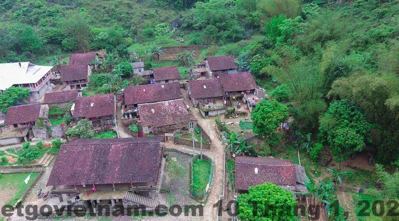 Không gian sinh hoạt chung và sân đá tại làng Khuổi Ky