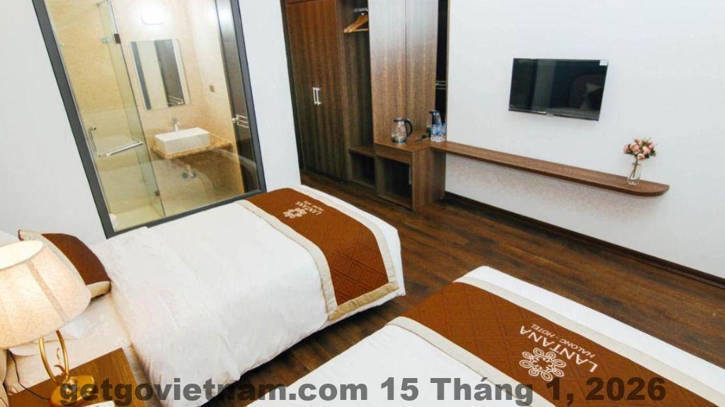 Quầy lễ tân Lantana Hạ Long Hotel với nhân viên thân thiện