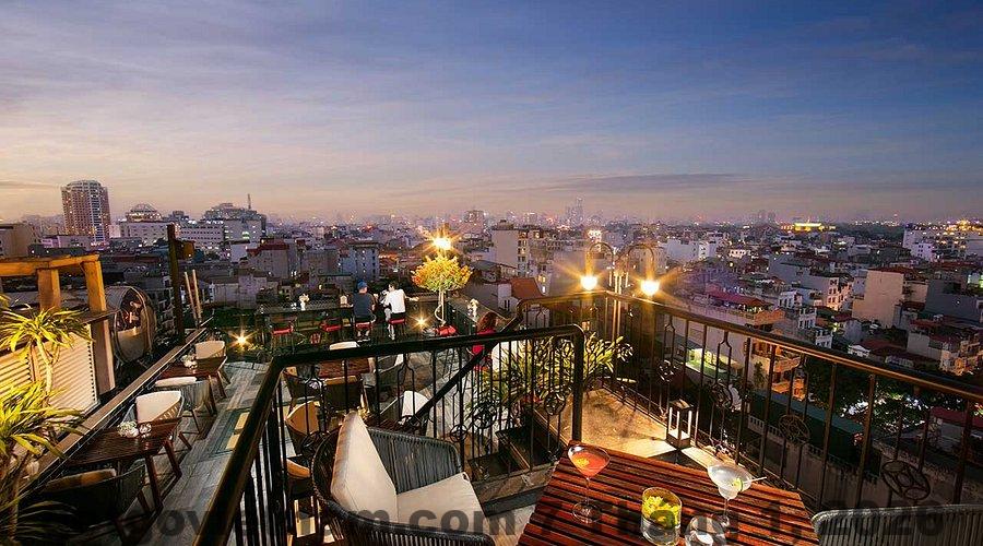 Le Ciel Skybar rooftop tại HOTEL du LAC SIGNATURE với view phố cổ Hà Nội
