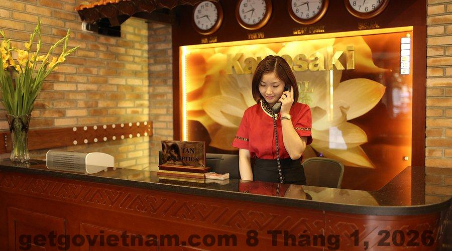 Quầy lễ tân San Quatorze Hanoi Hotel với đội ngũ nhân viên thân thiện