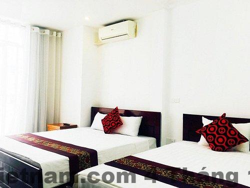 Phòng ngủ tiêu chuẩn tại Lemon Hotel với nội thất cũ nhưng đầy đủ tiện nghi cơ bản