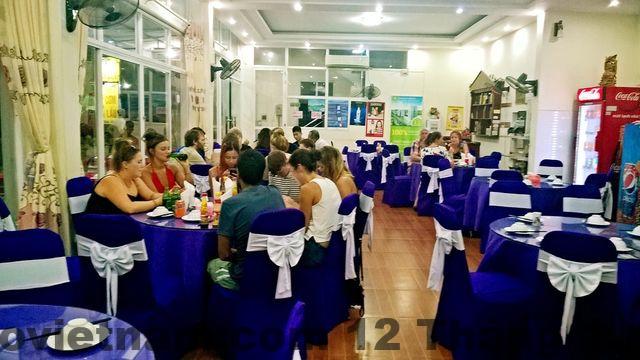 Quán ăn địa phương gần khách sạn Quỳnh Yến khu Vườn Đào Hạ Long