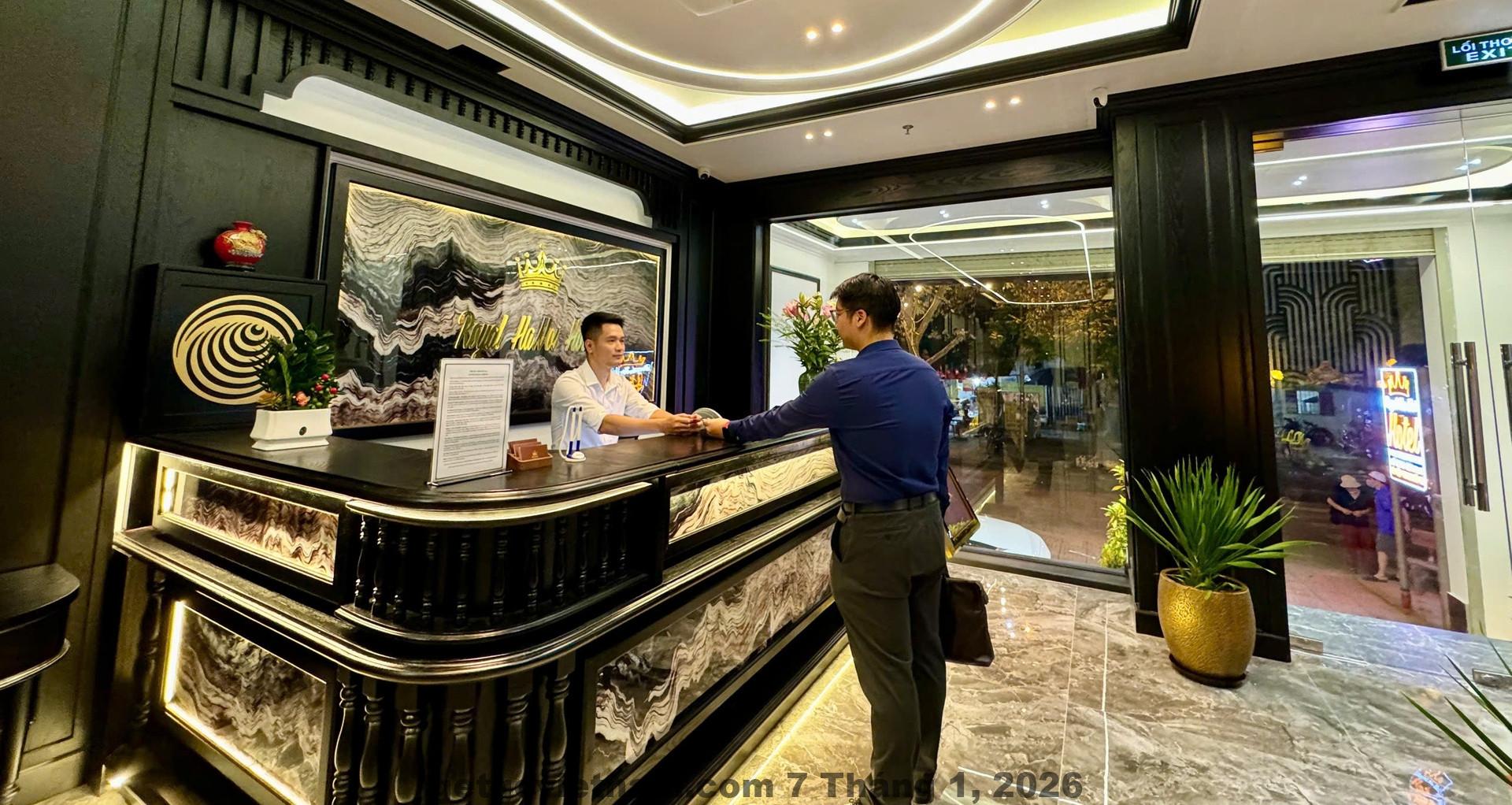 Khu vực sảnh lễ tân Royal Hotel Long Biên với thiết kế đơn giản