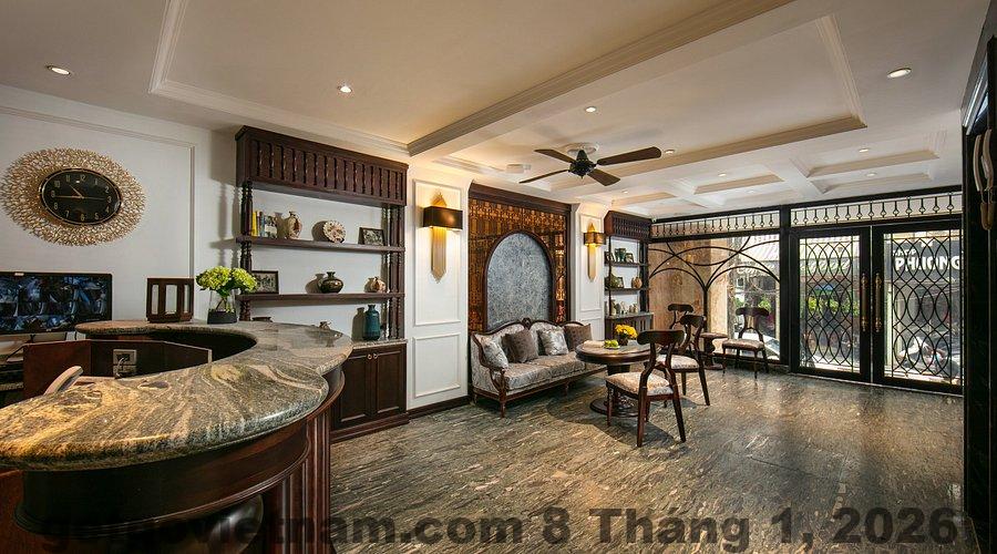 Sảnh lễ tân Romantique Hotel De Hanoi với nhân viên phục vụ thân thiện