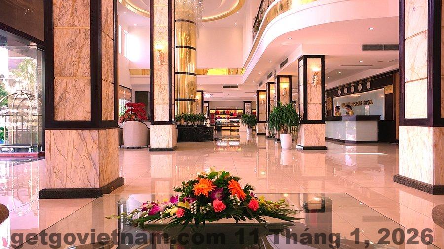 Khu vực sảnh lễ tân và nhân viên phục vụ tại Grand Hạ Long Hotel