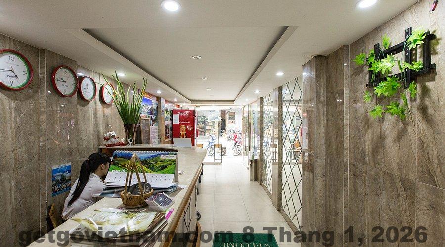 Không gian lễ tân tại Ha Noi Group Nest Hotel với nhân viên thân thiện