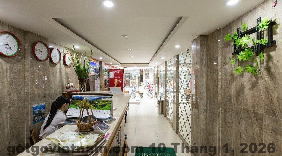 Khu vực sảnh và lối vào Khách Sạn Thụy Lâm mang đặc trưng nhà phố cổ Hà Nội