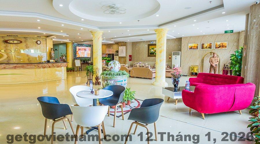 Khu vực ăn sáng nhỏ tại QUEENIE Hotel phục vụ các món đơn giản