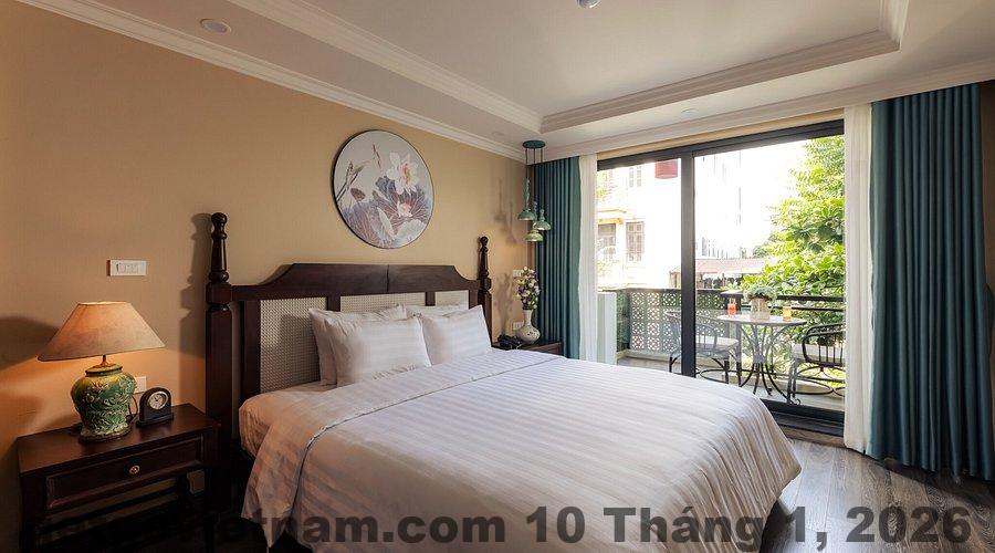 Khu vực lễ tân Hanoi Royal Lotus Hotel với nhân viên thân thiện, hỗ trợ tốt cho khách quốc tế