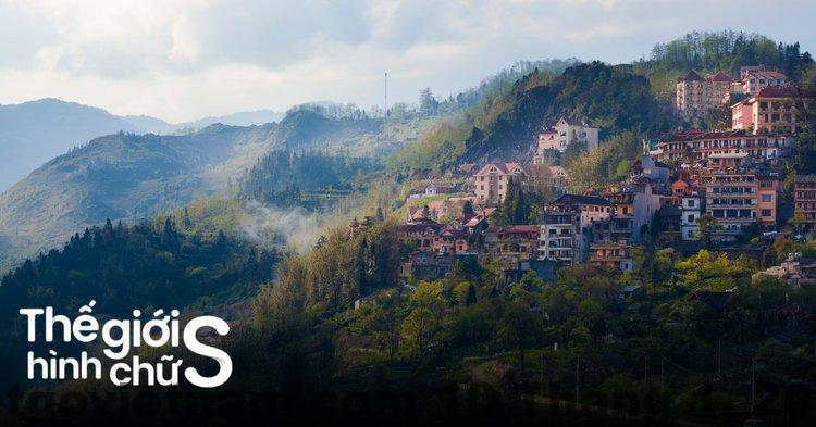 Nhân viên khách sạn boutique Hà Nội hỗ trợ khách du lịch