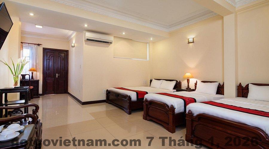 Khu vực lễ tân và nhân viên phục vụ tại Khách Sạn Lucky 2