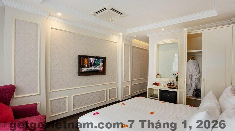 Phòng ngủ tiêu chuẩn tại Luxury Old Quarter Hotel với diện tích vừa và nội thất gỗ
