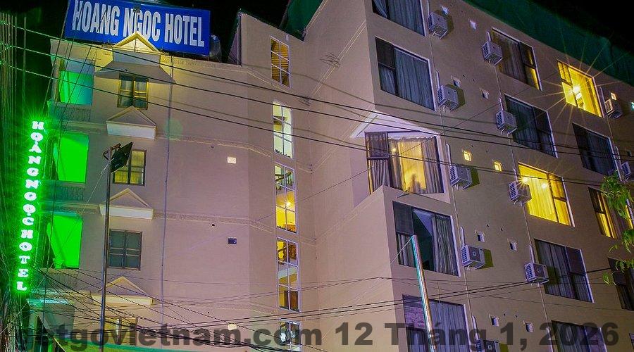 Trúc Nhân Hotel Đồng Văn về đêm, ánh đèn ấm áp, phù hợp nghỉ chân khi du lịch cao nguyên đá