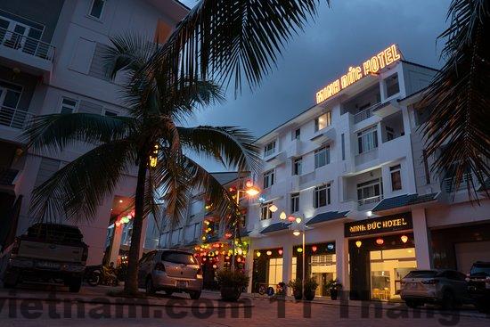 Không gian khu vực trước khách sạn Minh Duc Hotel Hạ Long nhìn từ phố Anh Đào